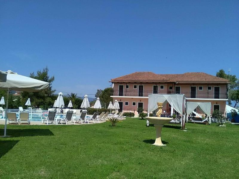 Eleni'S Garden & Castello Suites Alykanas  Bagian luar foto