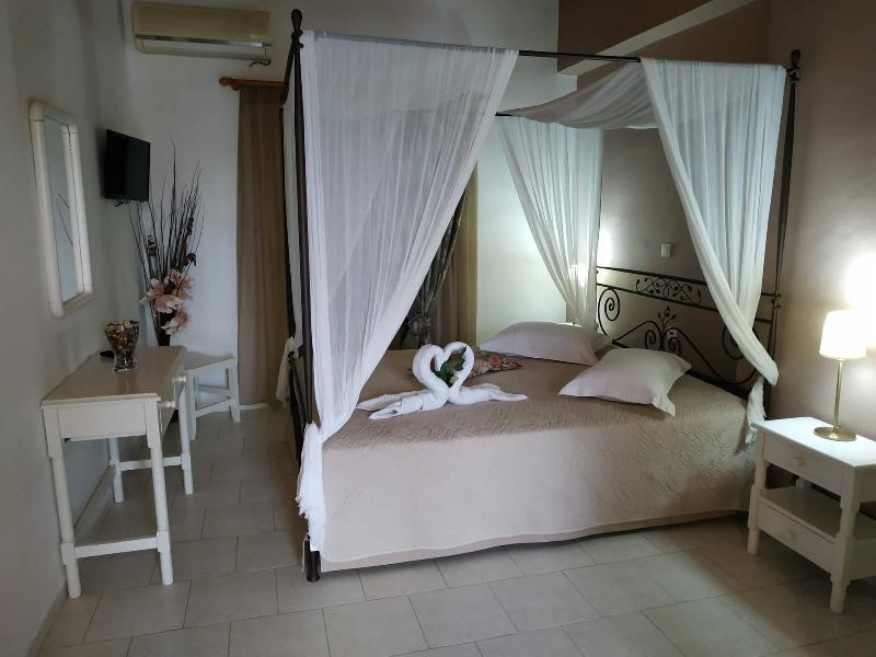 Eleni'S Garden & Castello Suites Alykanas  Bagian luar foto