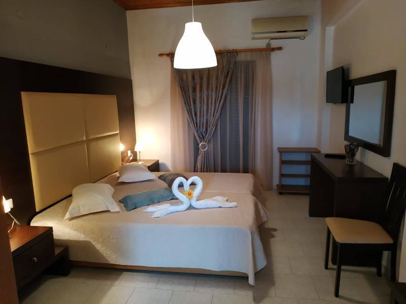 Eleni'S Garden & Castello Suites Alykanas  Bagian luar foto