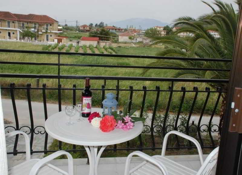 Eleni'S Garden & Castello Suites Alykanas  Bagian luar foto